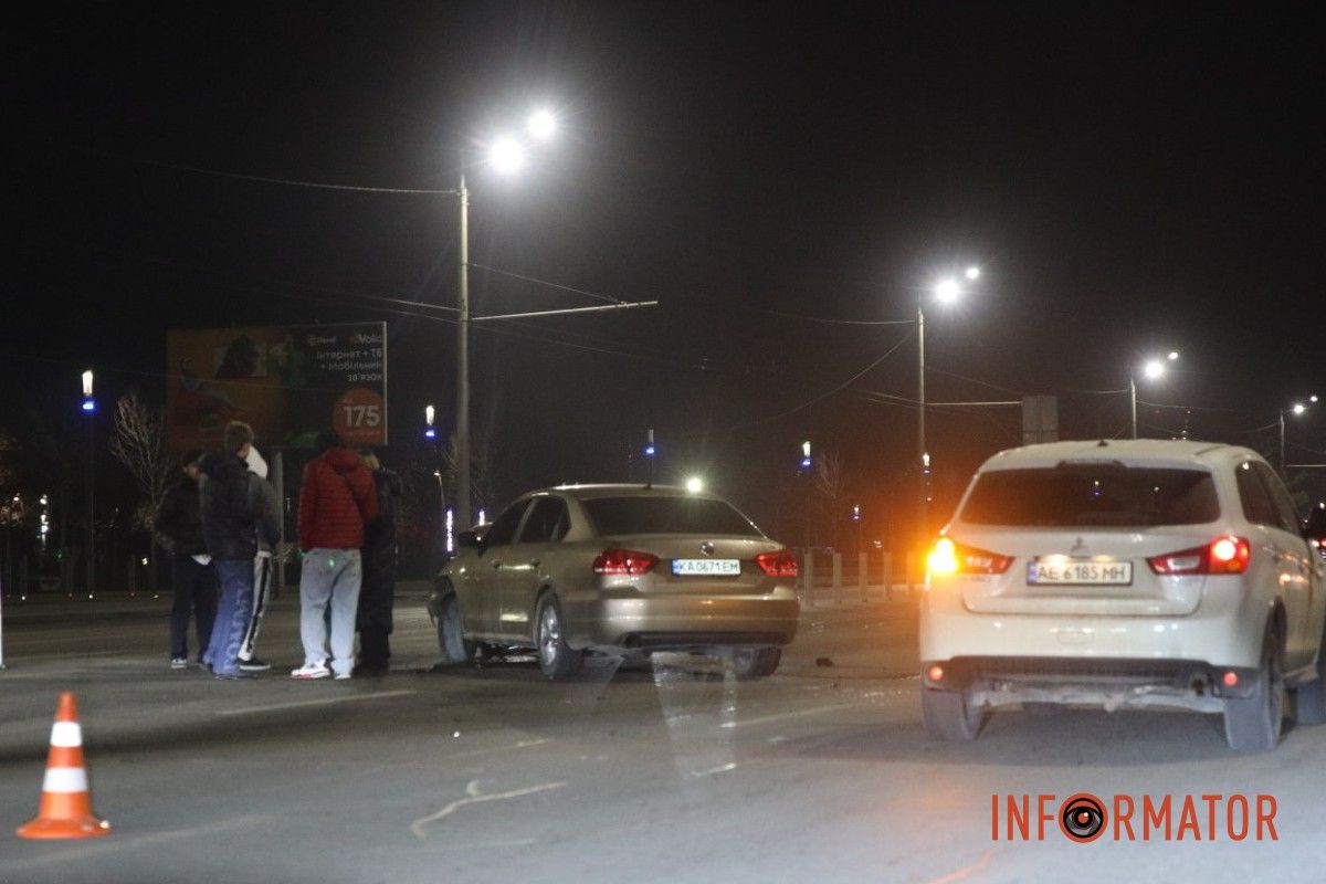 Водій Volkswagen намагався уникнути зіткнення, почав гальмувати У Дніпрі на Набережній Перемоги Volkswagen намагався уникнути ДТП та зачепив відбійник 10