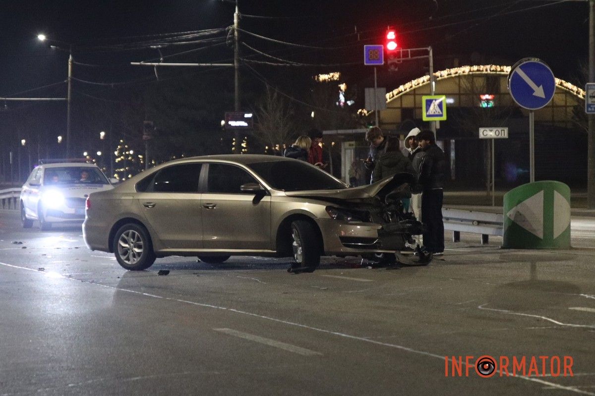 І поблизу скверу Прибережного біля місця для розвороту побачив Suzuki У Дніпрі на Набережній Перемоги Volkswagen намагався уникнути ДТП та зачепив відбійник 9