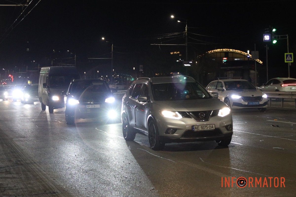 Про це повідомляє Інформатор із місця події У Дніпрі на Набережній Перемоги Volkswagen намагався уникнути ДТП та зачепив відбійник 7