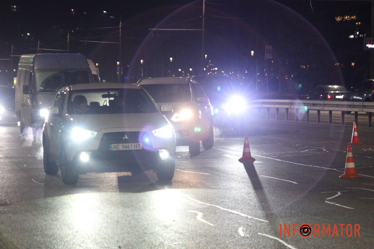 За попередньою інформацією, водій на Volkswagen їхав зі сторони Січеславської Набережної по Набережній Перемоги У Дніпрі на Набережній Перемоги Volkswagen намагався уникнути ДТП та зачепив відбійник 8