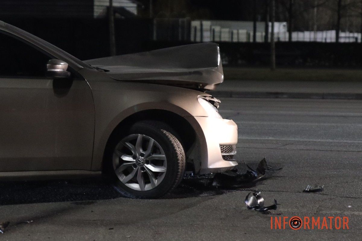 Попередньою, обійшлося без постраждалих У Дніпрі на Набережній Перемоги Volkswagen намагався уникнути ДТП та зачепив відбійник 6