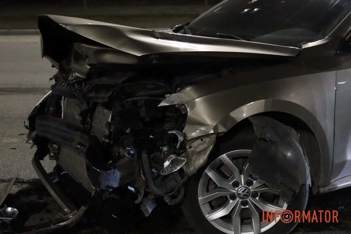 Рух неускладнений У Дніпрі на Набережній Перемоги Volkswagen намагався уникнути ДТП та зачепив відбійник 5