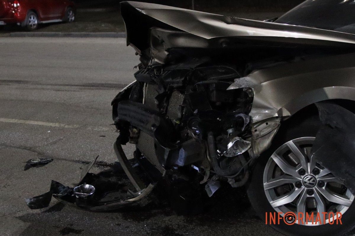 Станом на 20:21 на місці аварії працюють патрульні У Дніпрі на Набережній Перемоги Volkswagen намагався уникнути ДТП та зачепив відбійник 4