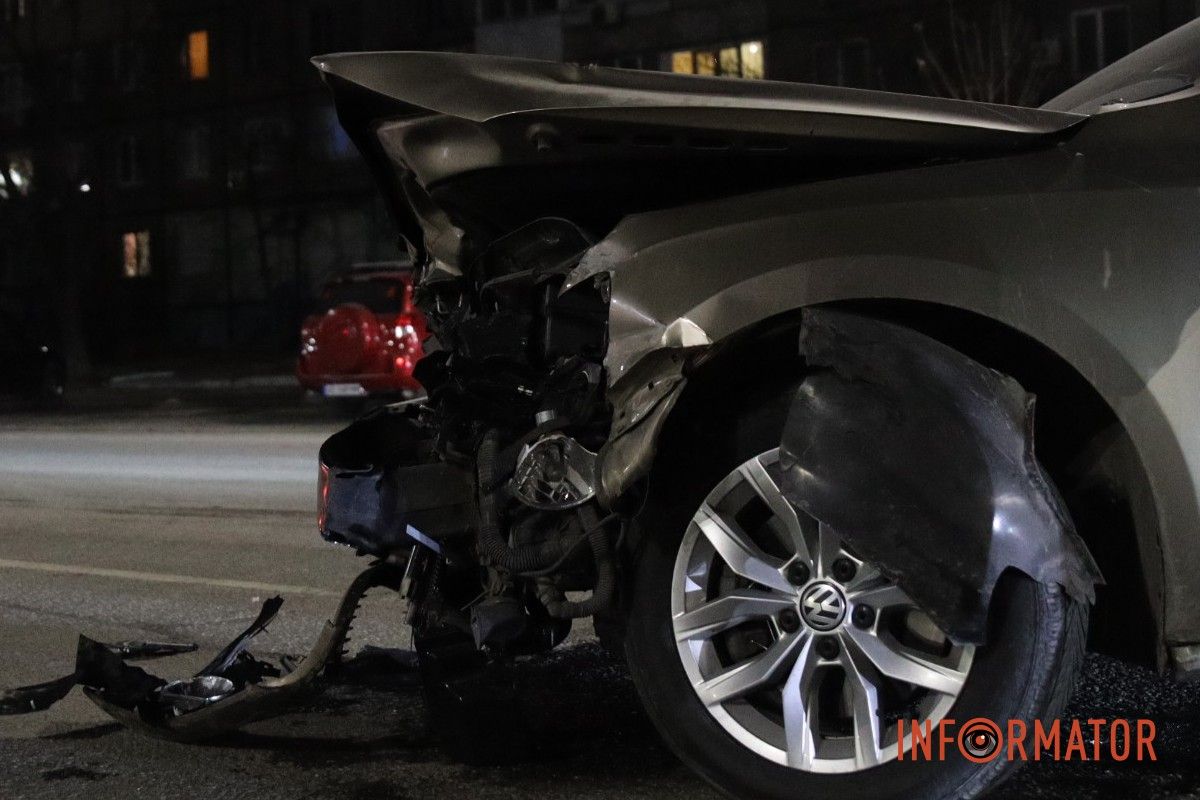 Автомобіль Volkswagen намагався уникнути ДТП, почав екстрено гальмувати та зачепив відбійник У Дніпрі на Набережній Перемоги Volkswagen намагався уникнути ДТП та зачепив відбійник 3