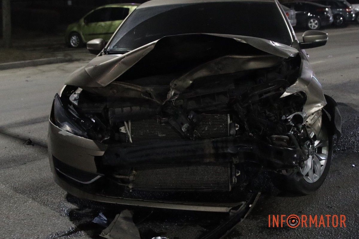 у Дніпрі на Набережній Перемоги, поблизу скверу Прибережного сталася ДТП У Дніпрі на Набережній Перемоги Volkswagen намагався уникнути ДТП та зачепив відбійник 2