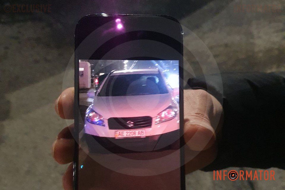 Начебто через цю автівку водій Volkswagen зачем відбійник У Дніпрі на Набережній Перемоги Volkswagen намагався уникнути ДТП та зачепив відбійник 1