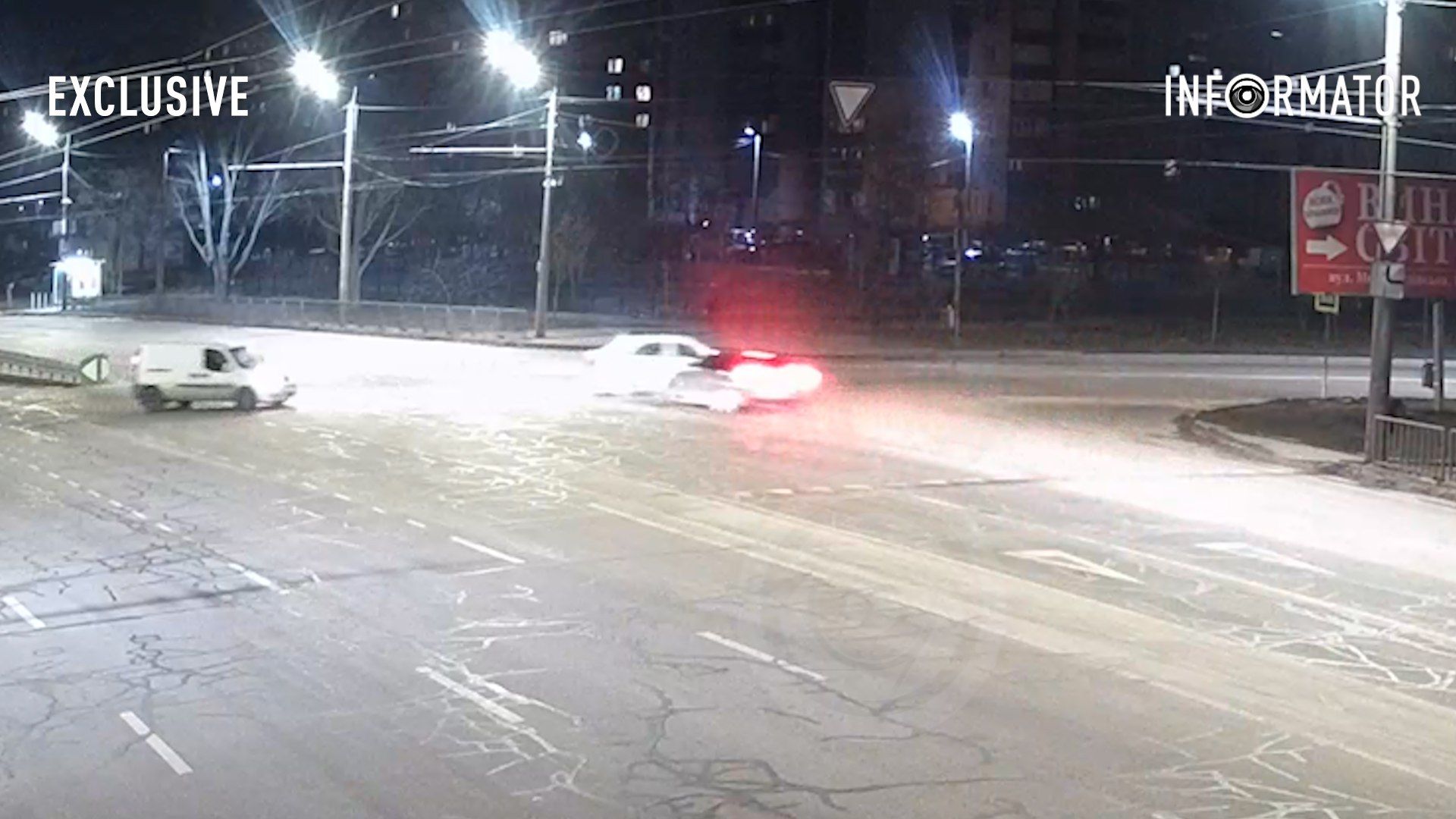 Пасажирка таксі випала з салону: відео моменту ДТП на Набережній Заводській з Audi та Chevrolet Uklon