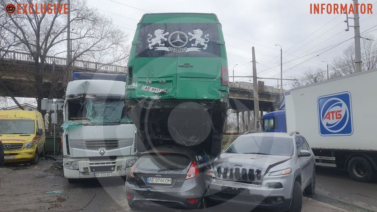 Маршрутка з пасажирами залетіла на легковик: у Дніпрі на Івана Нечуя-Левицького сталася сильна ДТП, є постраждалі