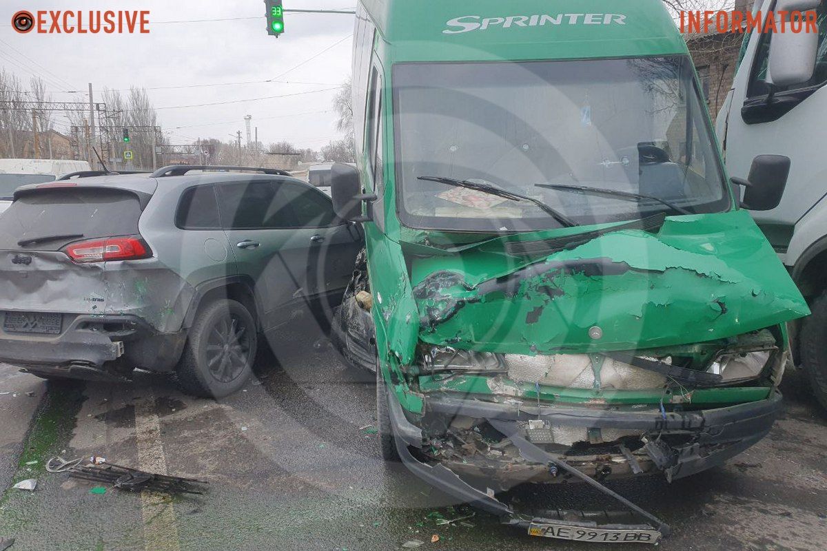 Зіткнулись чотири автівки — вантажівка Renault, Ford Fiesta, Jeep та Mercedes Sprinter Зіткнулись чотири автівки — вантажівка Renault, Ford Fiesta, Jeep та Mercedes Sprinter