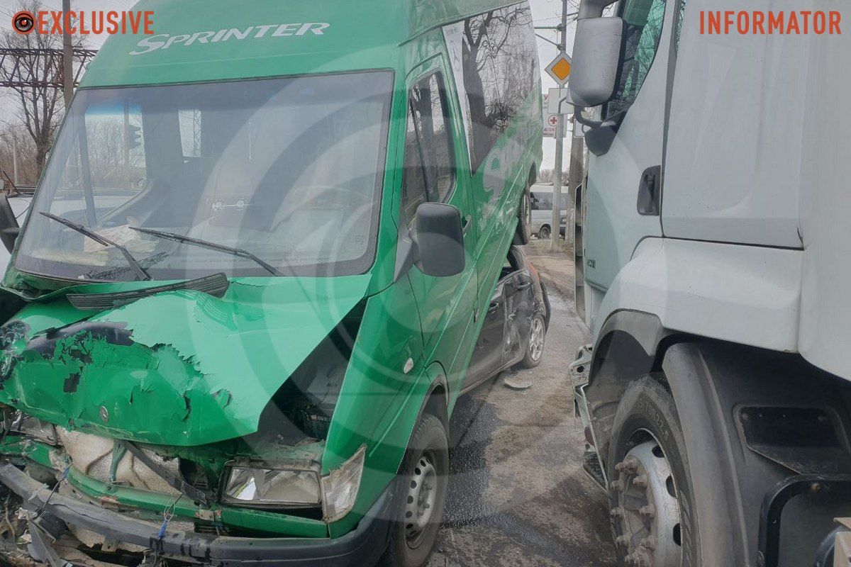 У понеділок, 4 березня, на вулиці Івана Нечуя-Левицького (колишня назва Каруни) сталася сильна автотроща У понеділок, 4 березня, на вулиці Івана Нечуя-Левицького (колишня назва Каруни) сталася сильна автотроща