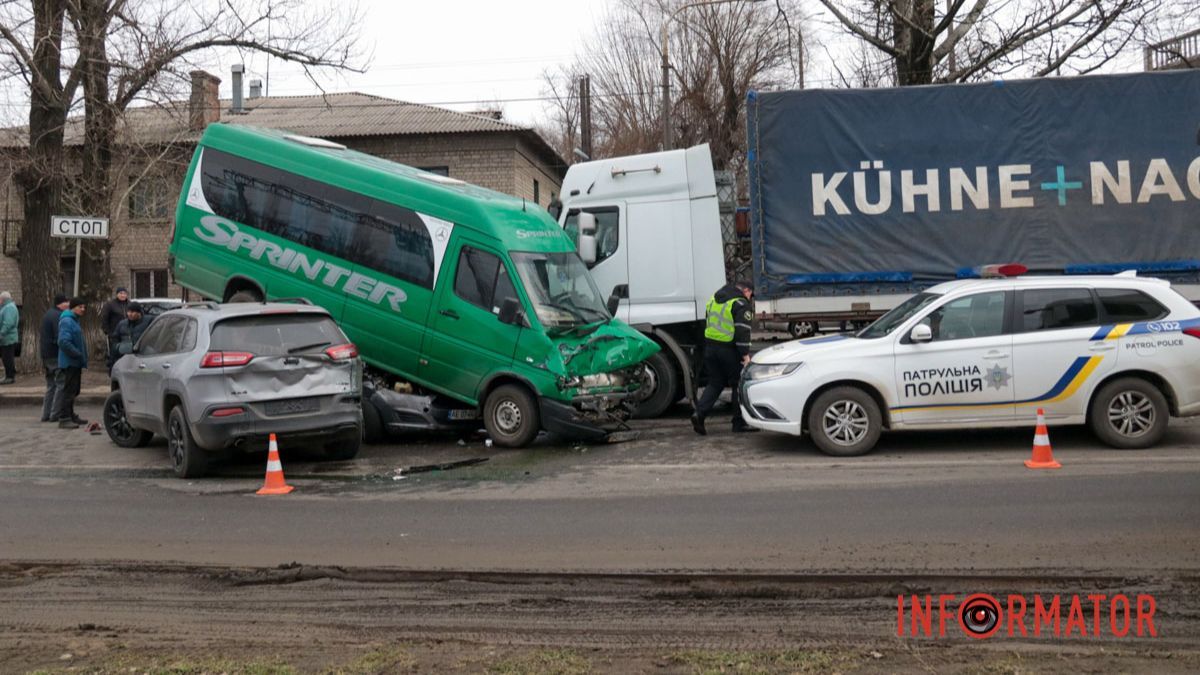 Маршрутка з пасажирами залетіла на легковик: фото з місця сильної ДТП на Івана Нечуя-Левицького у Дніпрі