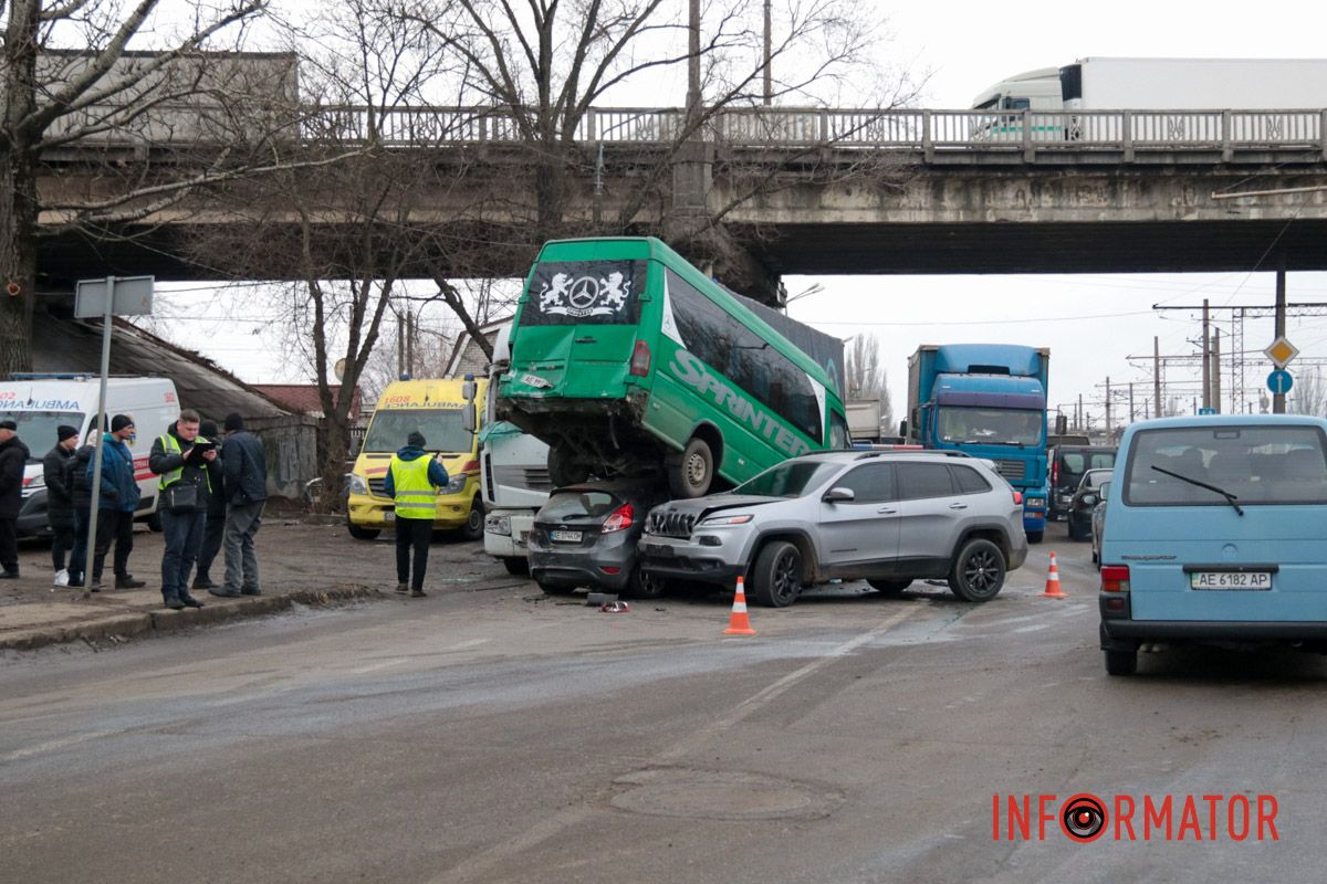 Маршрутка с пассажирами залетела на легковушку: фото с места сильного ДТП на Ивана Нечуя-Левицкого в Днепре 14