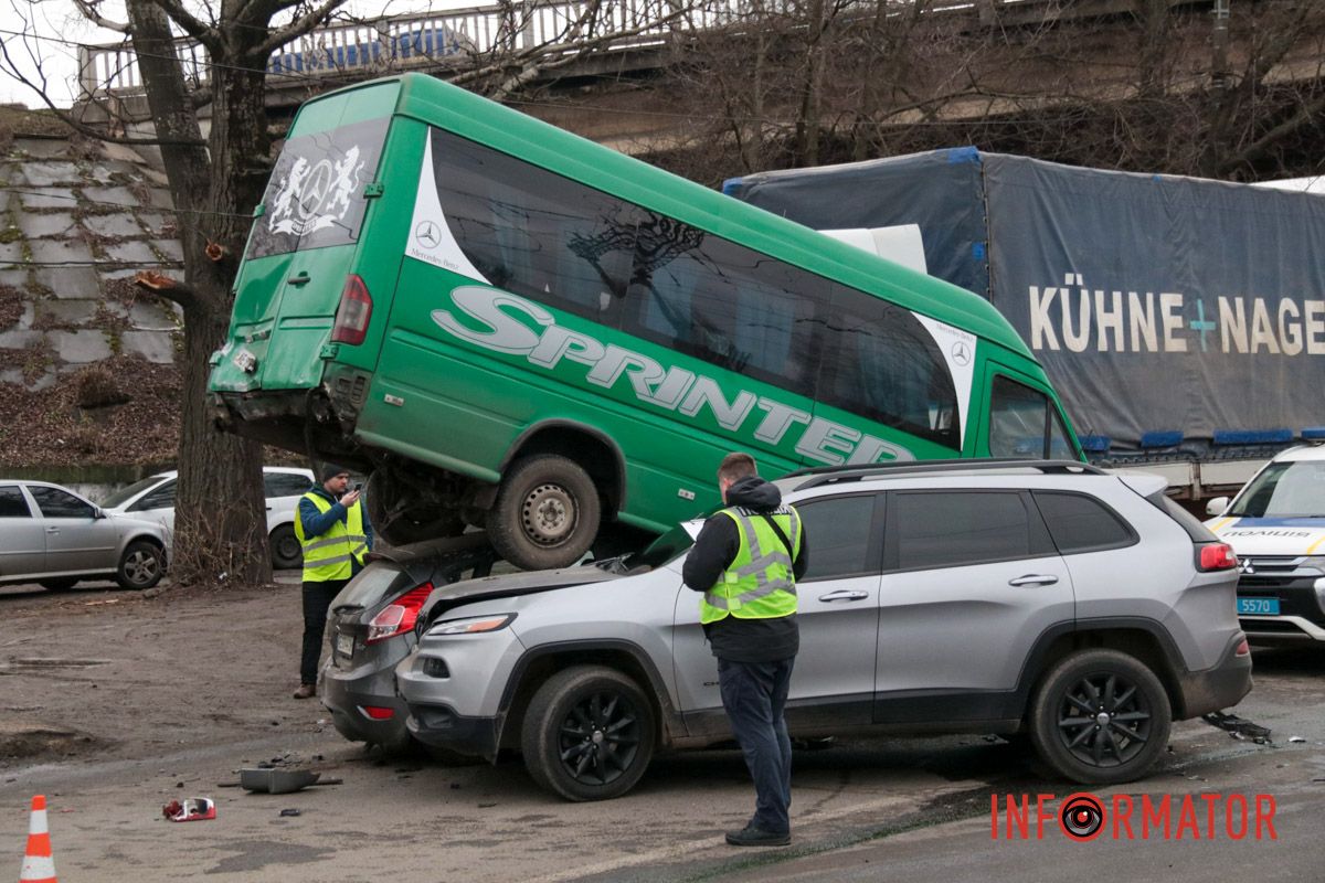 Маршрутка с пассажирами залетела на легковушку: фото с места сильного ДТП на Ивана Нечуя-Левицкого в Днепре 16