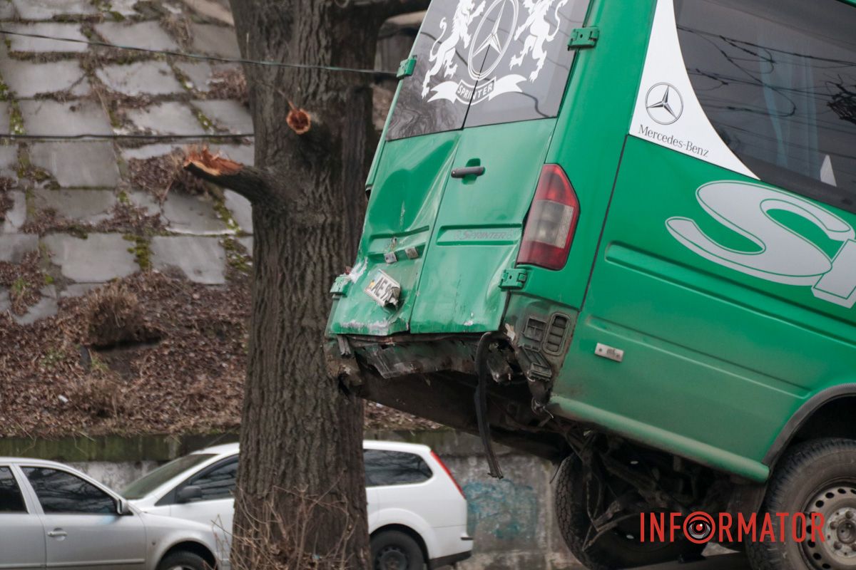 Маршрутка с пассажирами залетела на легковушку: фото с места сильного ДТП на Ивана Нечуя-Левицкого в Днепре 18