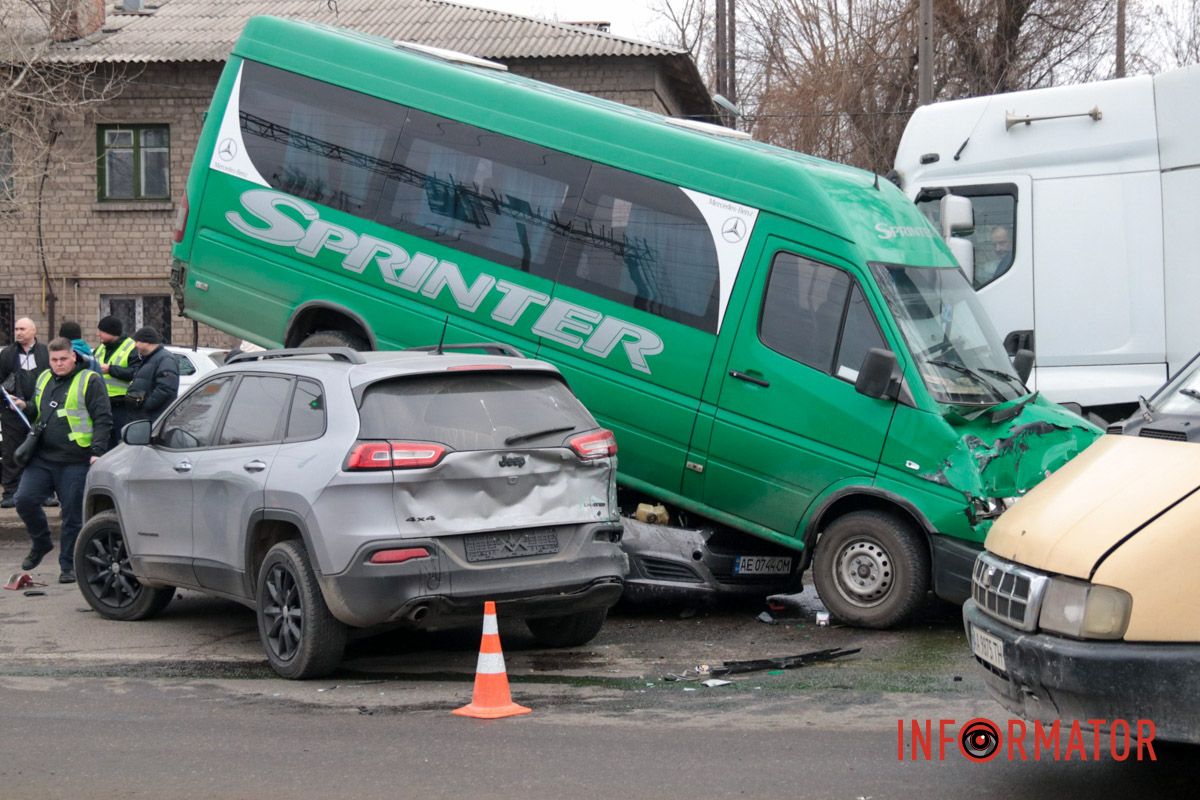 Маршрутка с пассажирами залетела на легковушку: фото с места сильного ДТП на Ивана Нечуя-Левицкого в Днепре 19
