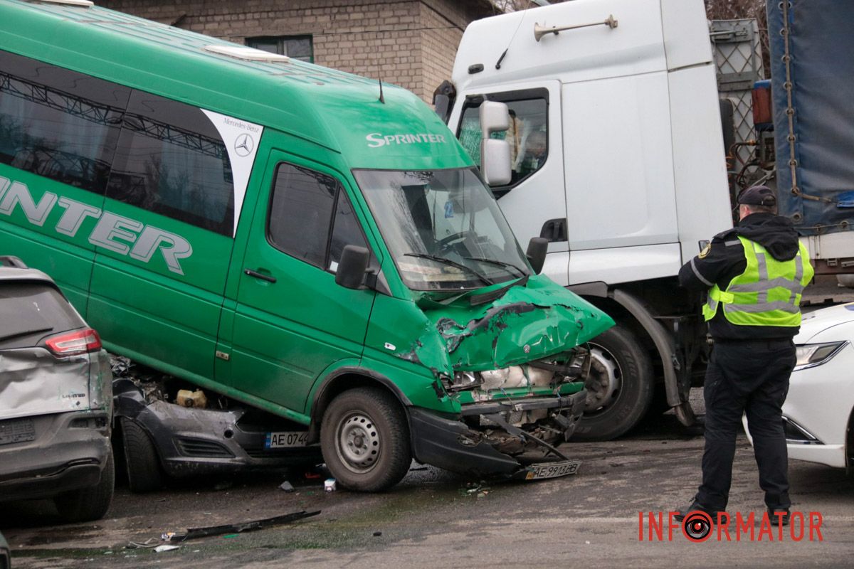 Маршрутка с пассажирами залетела на легковушку: фото с места сильного ДТП на Ивана Нечуя-Левицкого в Днепре 20