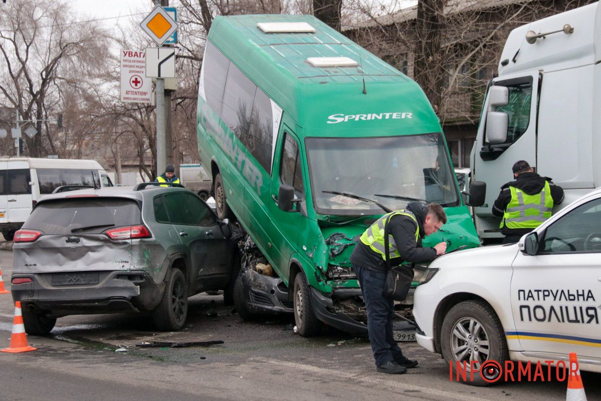 Маршрутка с пассажирами залетела на легковушку: фото с места сильного ДТП на Ивана Нечуя-Левицкого в Днепре 22