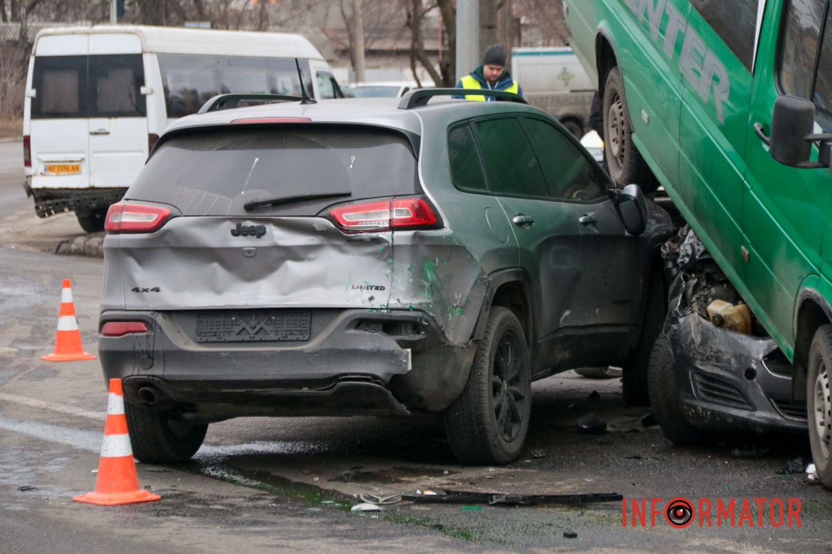 Маршрутка с пассажирами залетела на легковушку: фото с места сильного ДТП на Ивана Нечуя-Левицкого в Днепре 23