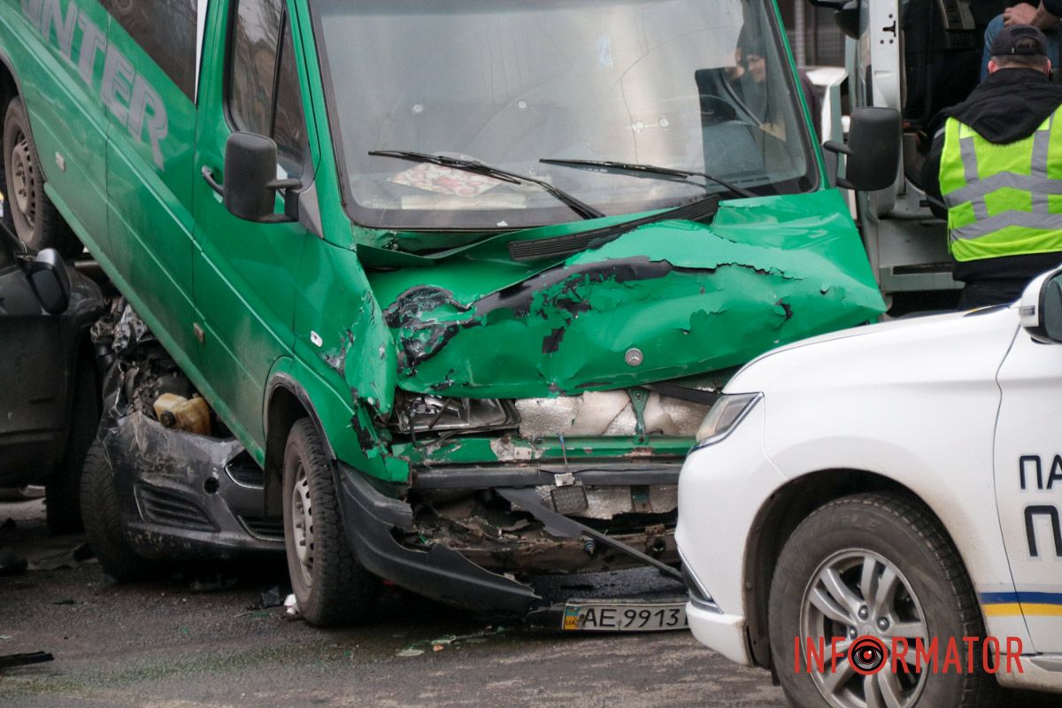 Маршрутка с пассажирами залетела на легковушку: фото с места сильного ДТП на Ивана Нечуя-Левицкого в Днепре 24