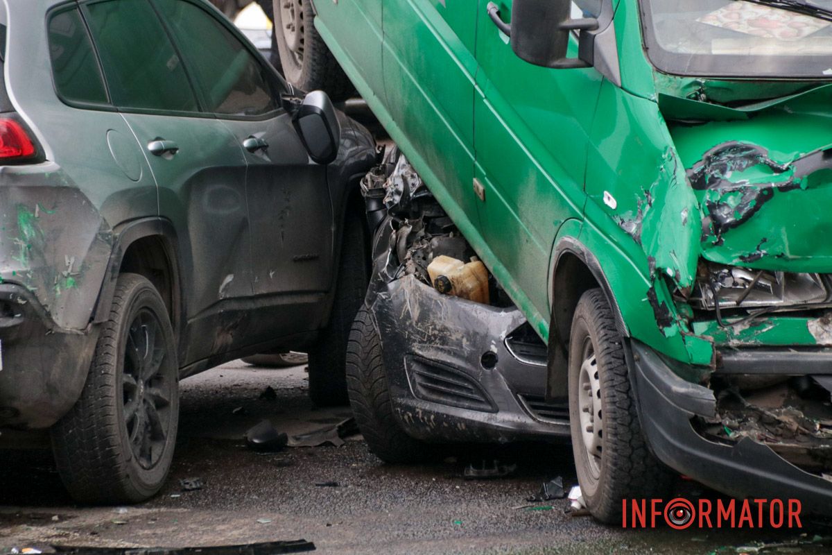 Маршрутка с пассажирами залетела на легковушку: фото с места сильного ДТП на Ивана Нечуя-Левицкого в Днепре 25