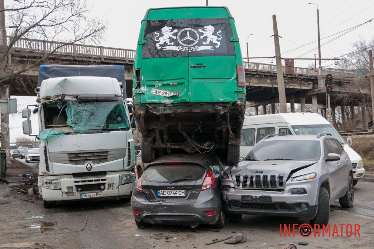 Маршрутка с пассажирами залетела на легковушку: фото с места сильного ДТП на Ивана Нечуя-Левицкого в Днепре 26