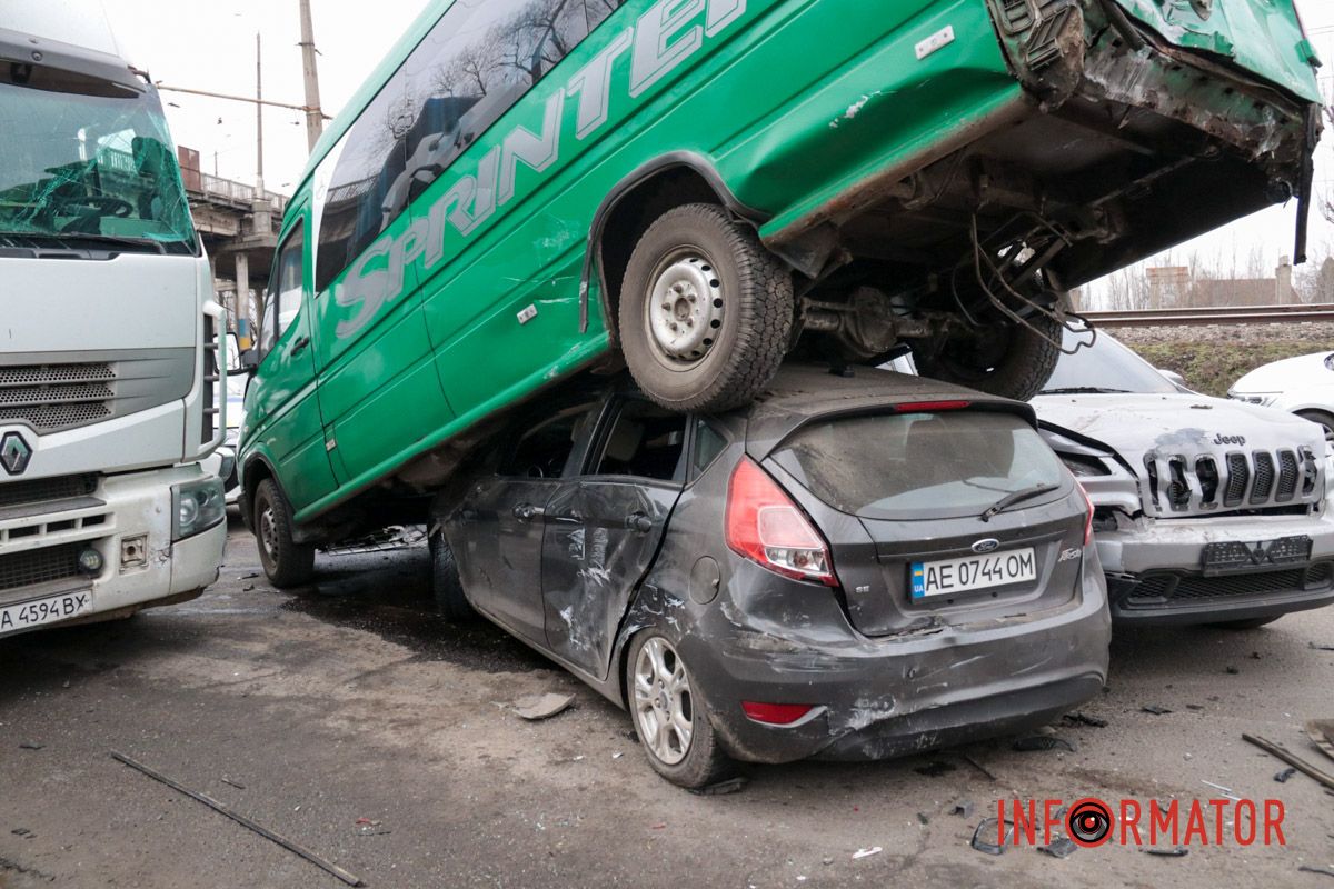 Маршрутка с пассажирами залетела на легковушку: фото с места сильного ДТП на Ивана Нечуя-Левицкого в Днепре 27