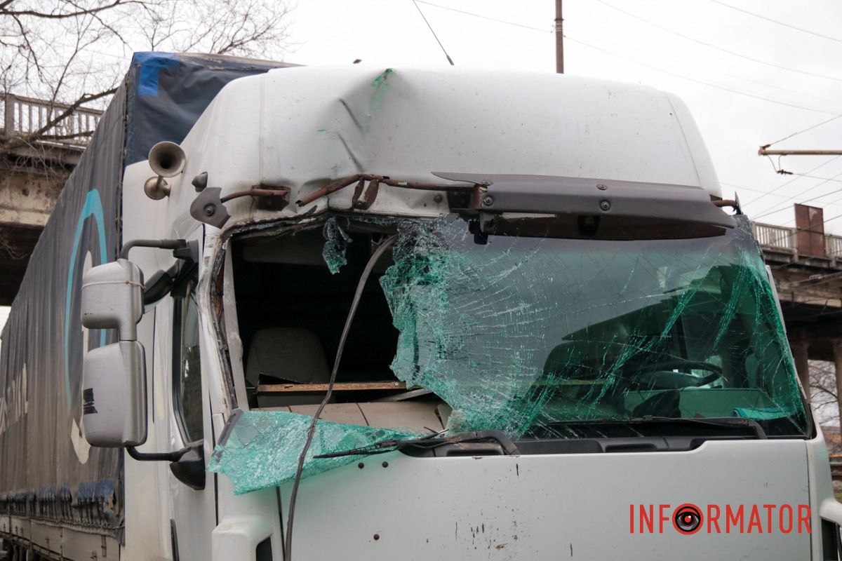 Маршрутка с пассажирами залетела на легковушку: фото с места сильного ДТП на Ивана Нечуя-Левицкого в Днепре 28