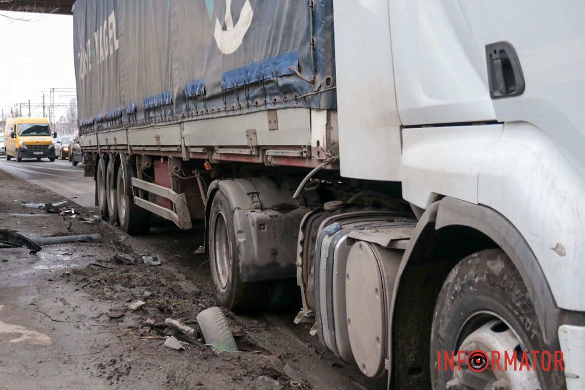 Маршрутка с пассажирами залетела на легковушку: фото с места сильного ДТП на Ивана Нечуя-Левицкого в Днепре 29