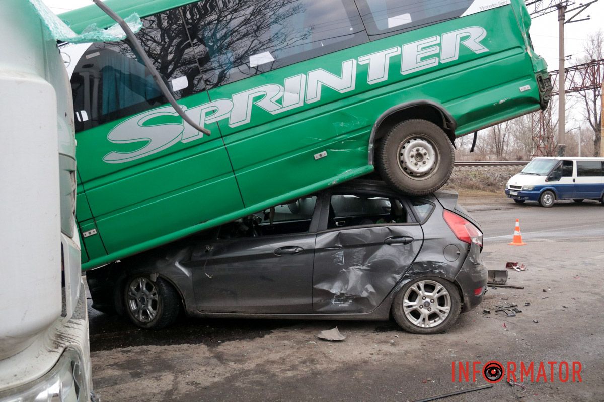 Маршрутка с пассажирами залетела на легковушку: фото с места сильного ДТП на Ивана Нечуя-Левицкого в Днепре 30