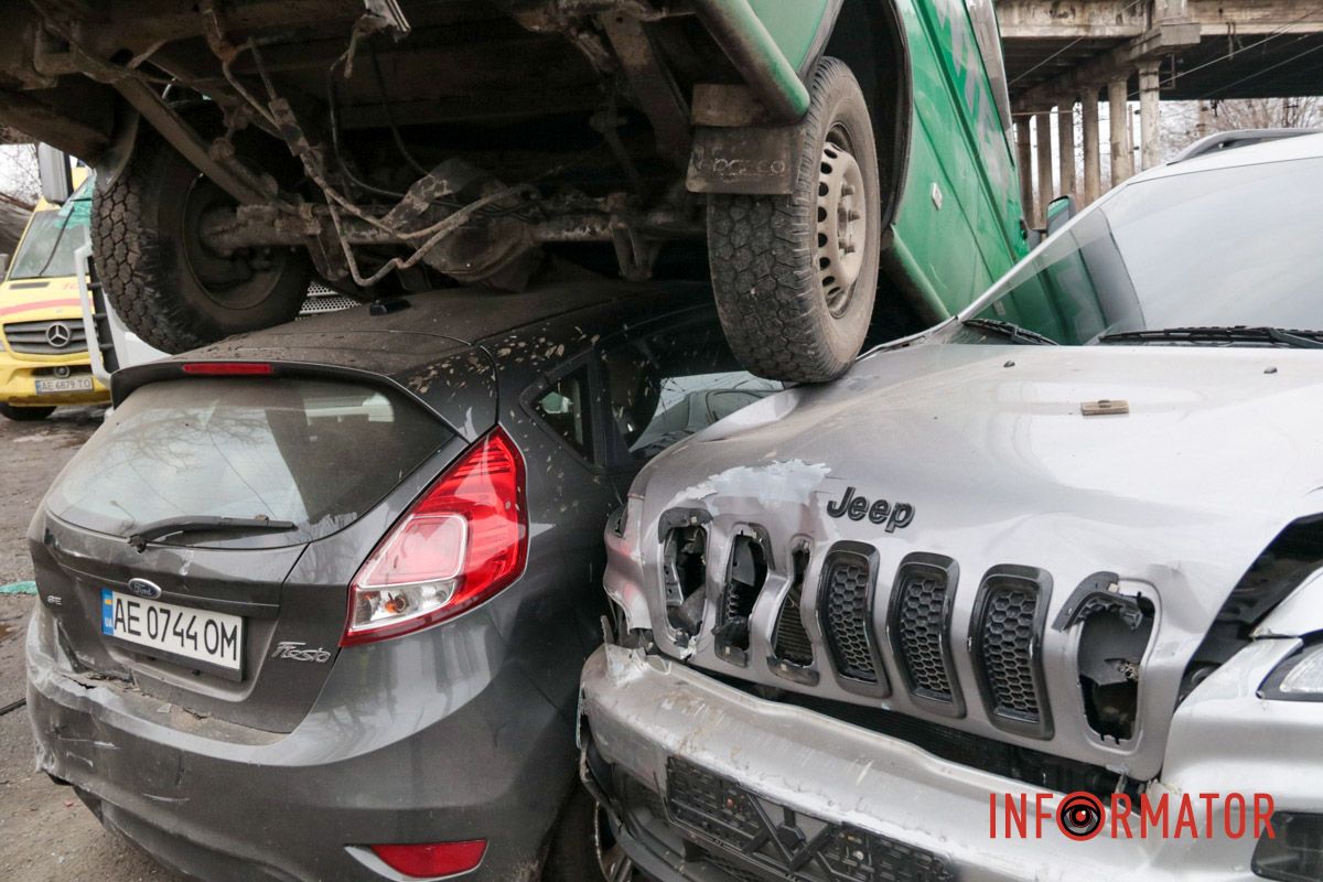 Маршрутка с пассажирами залетела на легковушку: фото с места сильного ДТП на Ивана Нечуя-Левицкого в Днепре 2
