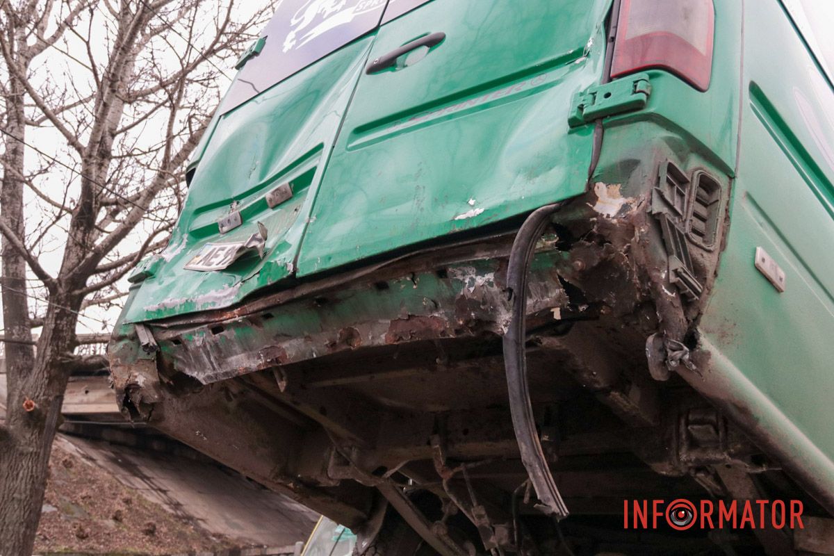 Маршрутка с пассажирами залетела на легковушку: фото с места сильного ДТП на Ивана Нечуя-Левицкого в Днепре 3