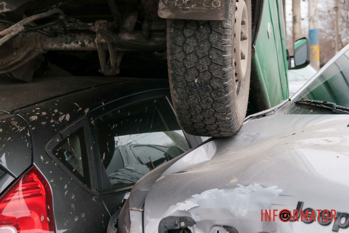 Маршрутка с пассажирами залетела на легковушку: фото с места сильного ДТП на Ивана Нечуя-Левицкого в Днепре 4