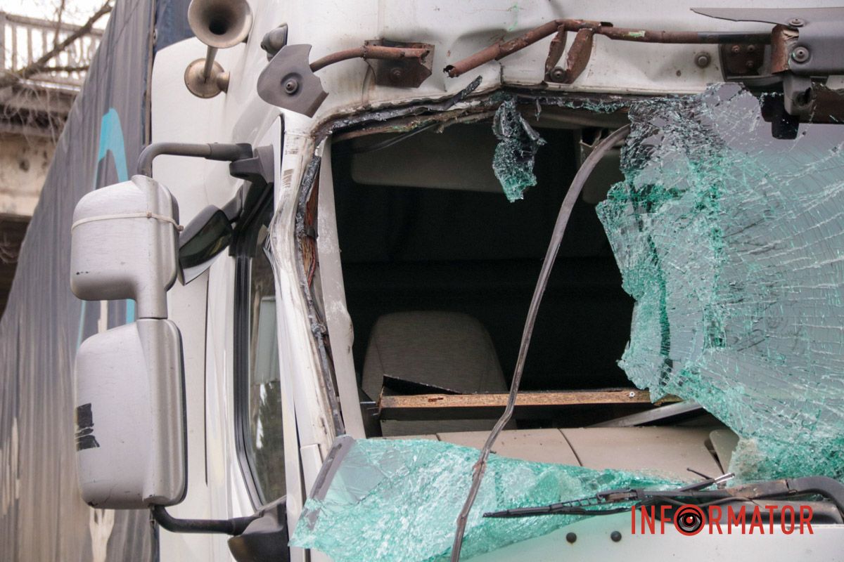 Маршрутка с пассажирами залетела на легковушку: фото с места сильного ДТП на Ивана Нечуя-Левицкого в Днепре 5