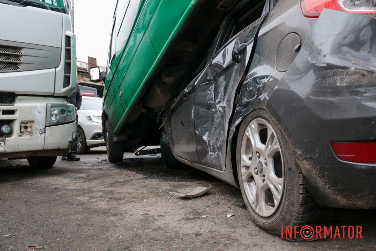 Маршрутка с пассажирами залетела на легковушку: фото с места сильного ДТП на Ивана Нечуя-Левицкого в Днепре 6