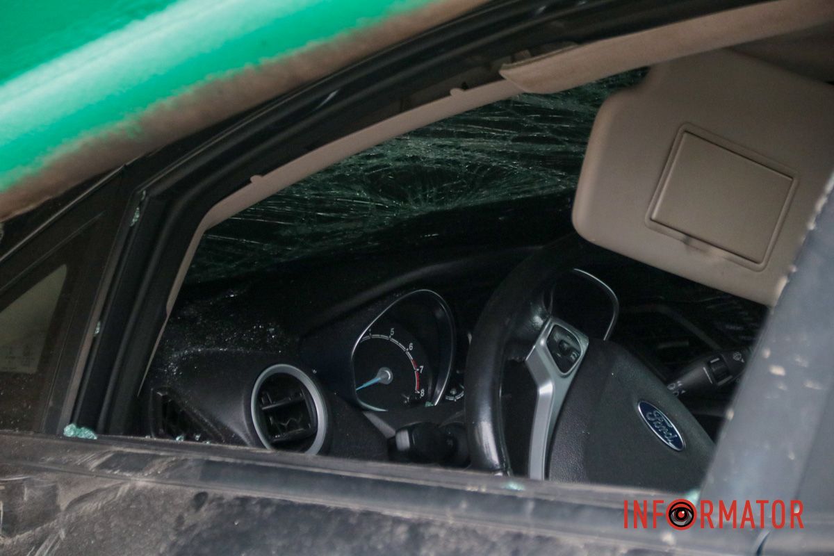 Маршрутка с пассажирами залетела на легковушку: фото с места сильного ДТП на Ивана Нечуя-Левицкого в Днепре 7