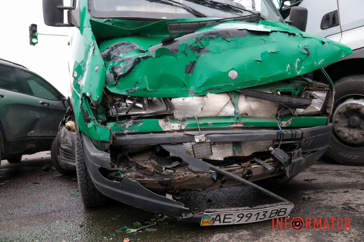 Маршрутка с пассажирами залетела на легковушку: фото с места сильного ДТП на Ивана Нечуя-Левицкого в Днепре 8