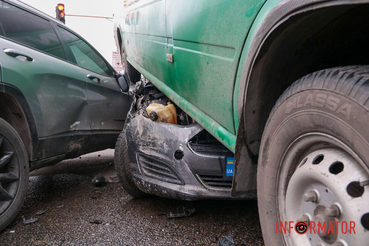 Маршрутка с пассажирами залетела на легковушку: фото с места сильного ДТП на Ивана Нечуя-Левицкого в Днепре 9