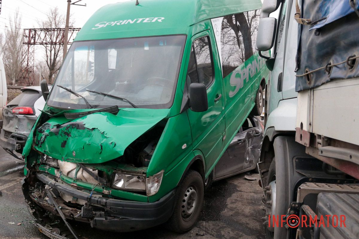 Маршрутка с пассажирами залетела на легковушку: фото с места сильного ДТП на Ивана Нечуя-Левицкого в Днепре 10