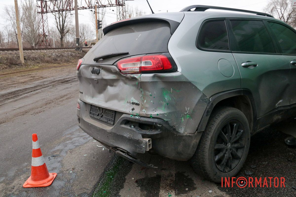 Маршрутка с пассажирами залетела на легковушку: фото с места сильного ДТП на Ивана Нечуя-Левицкого в Днепре 11