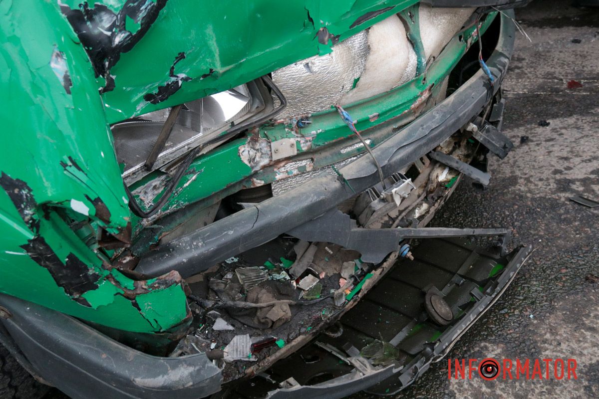 Маршрутка с пассажирами залетела на легковушку: фото с места сильного ДТП на Ивана Нечуя-Левицкого в Днепре 12