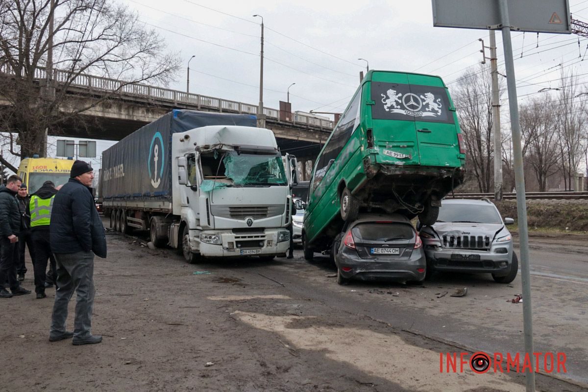 Маршрутка с пассажирами залетела на легковушку: фото с места сильного ДТП на Ивана Нечуя-Левицкого в Днепре 13