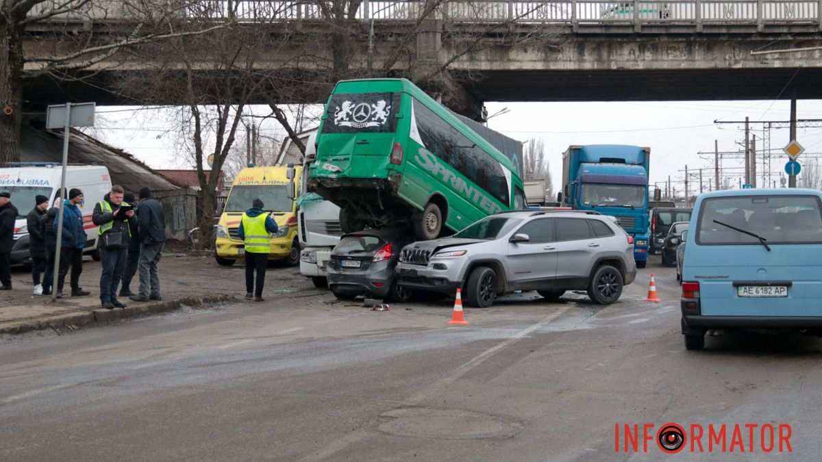 В Днепре на Нечуй-Левицкого Ford после столкновения с Renault залетел под микроавтобус с пассажирами: водитель грузовика был нетрезвым