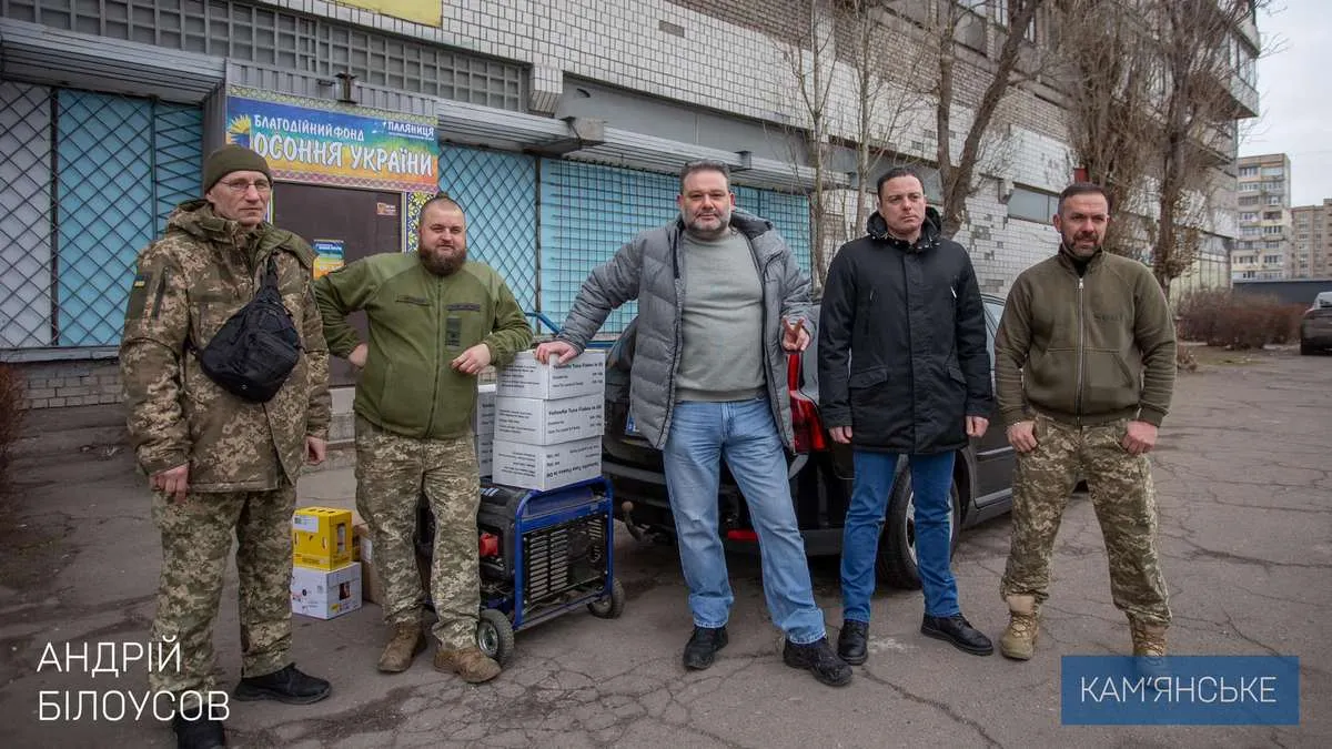 У Кам’янському військовим передали автівку, генератор та смаколики