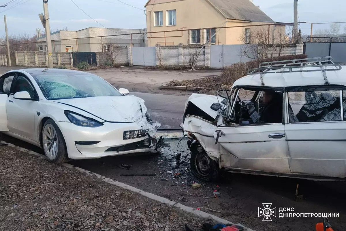 ДТП в Каменском: пострадал водитель ВАЗ ДТП в Каменском: пострадал водитель ВАЗ