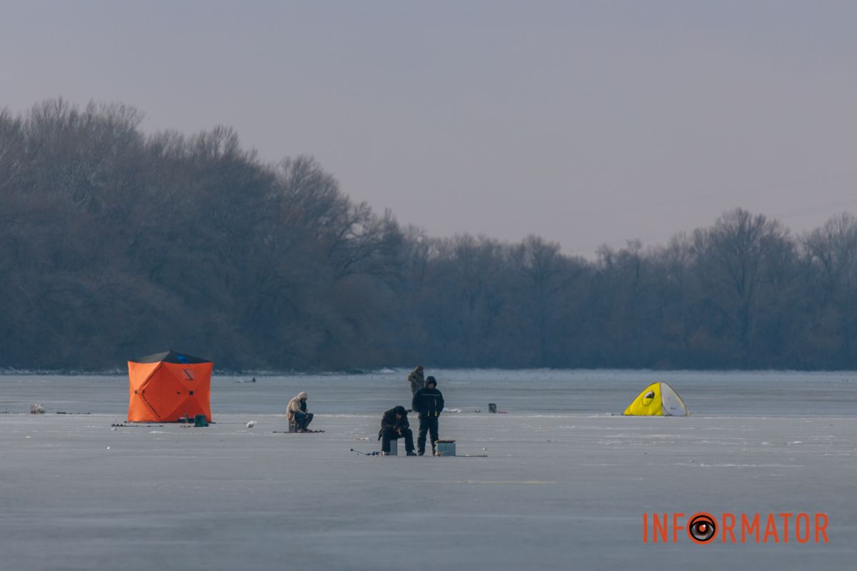 Некоторые рыбаки ставили на льду палатки