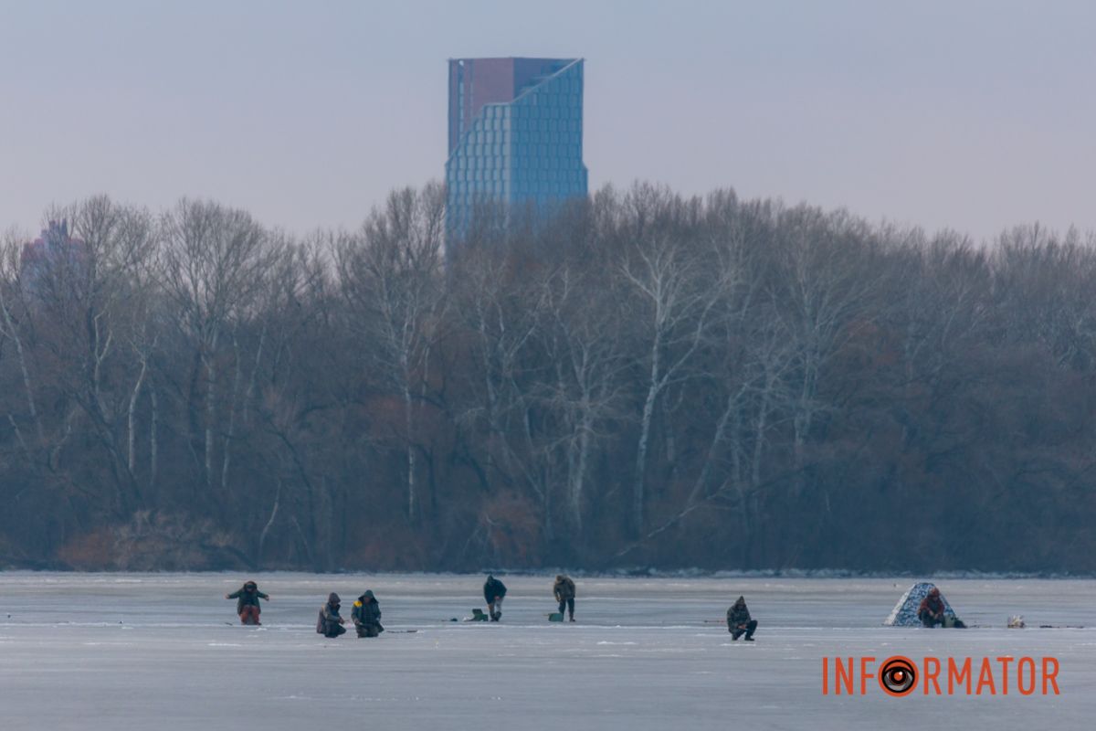 Если лед трещит, следует немедленно вернуться на берег