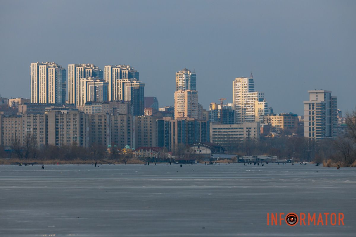Не бегите сразу к потерпевшему, лед может провалиться и под вами.