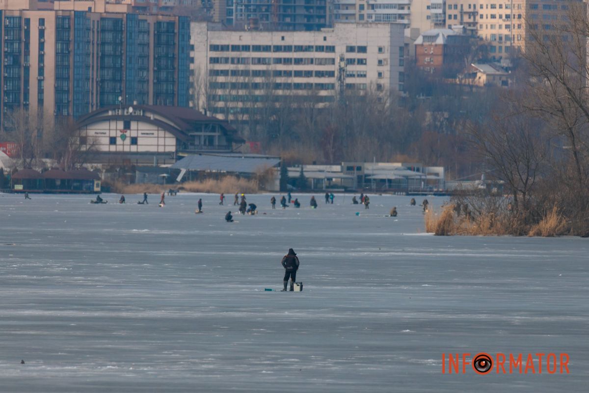 Если человек провалился под лед, немедленно позвоните по телефону на линию “102”