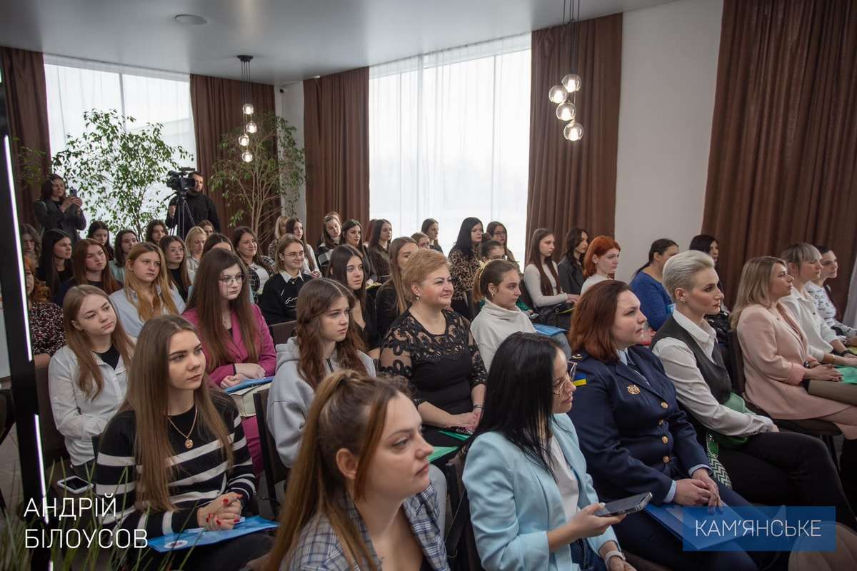 Площадка для обмена опытом: в Каменском прошел форум «Женщины вдохновляют» 3