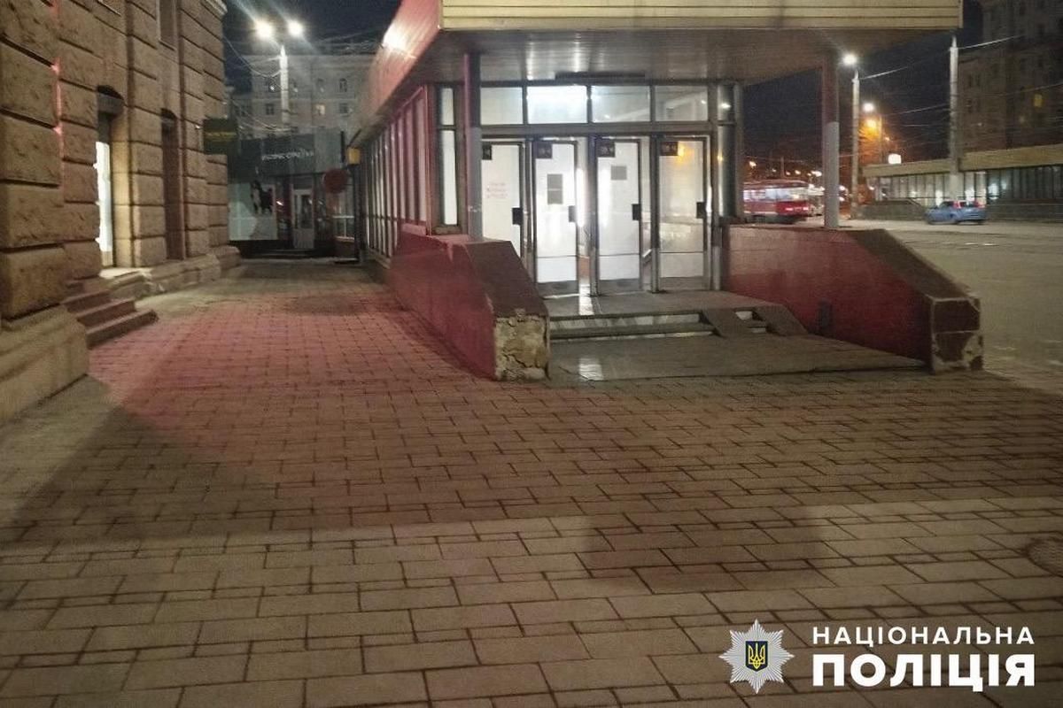 Трое мужчин на вокзале отобрали кошелек у жителя другой области Трое мужчин на вокзале отобрали кошелек у жителя другой области